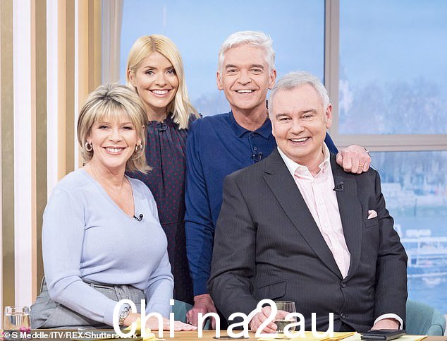 Open: Holmes also told how his wife Ruth Langsford (pictured) is still in touch with Phil's ex-lover, who he被描述为一个‘可爱的家伙’,但对他来说‘生活很艰难’”他的妻子 Ruth Langsford(如图)如何与 Phil 的前情人保持联系,他称后者为“可爱的家伙”,但对他来说“生活很艰难”</p><p class=