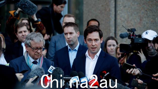 记者 Nick McKenzie 和 Chris Masters 在 Ben Roberts-Smith v Nine 案判决后向媒体发表讲话。图片:NCA NewsWire / Nikki Short