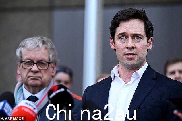 图为记者 Chris Masters 和 Nick McKenzie 在悉尼联邦法院外发表声明