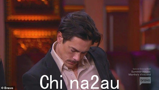 低头:Tom Sandoval 在 Raquel 就座并受到主持人安迪科恩的欢迎时低下了头