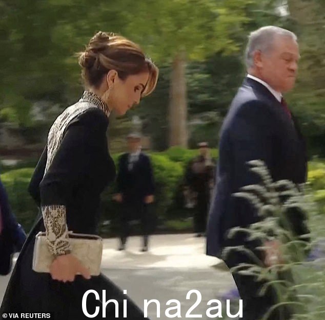 今天,拉尼娅王后在婚礼前与她的丈夫阿卜杜拉国王一起在扎赫兰宫迎接宾客,穿着黑色的衣服很漂亮