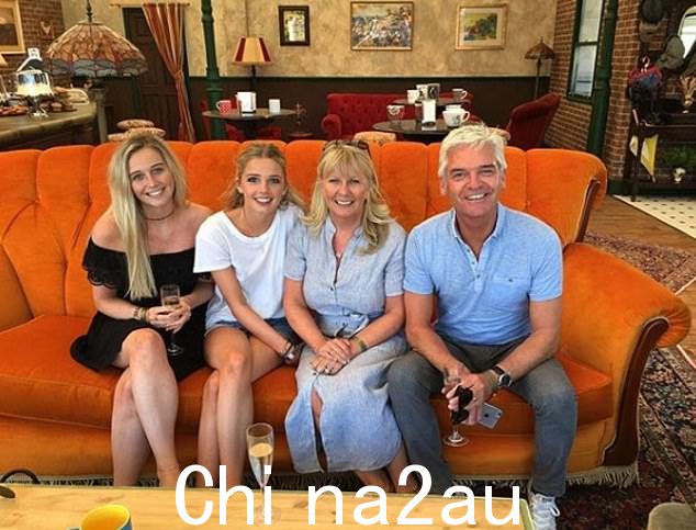 Schofield 和他的妻子 Stephanie 以及他们的女儿 Ruby 和 Molly