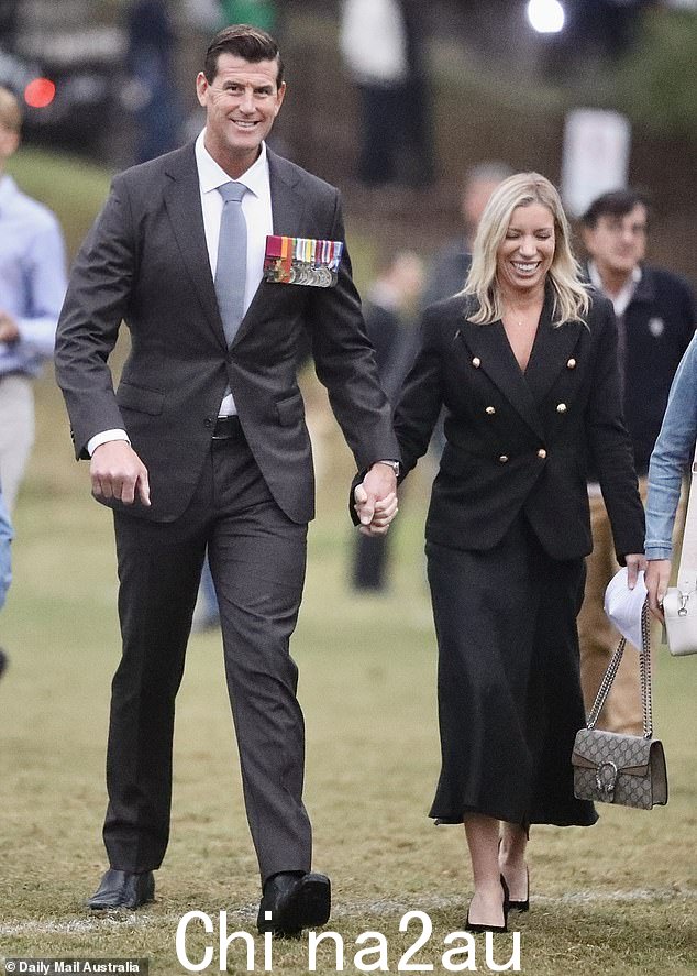 Ben Roberts-Smith(上图是在 2023 年澳新军团日与他的搭档 Sarah Matulin)希望赢得诽谤诉讼并恢复他作为媒体主管和励志演说家的生活