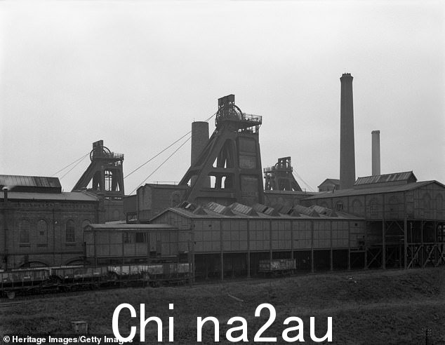1987 年几波矿工罢工后矿坑关闭,使该镇陷入衰落,现在被高失业率、吸毒和住房条件差