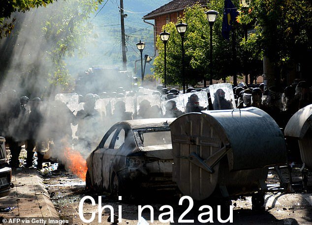 科索沃防暴警察和北约维和人员于 5 月 29 日保护了 Zvecan 当地市长大楼的入口