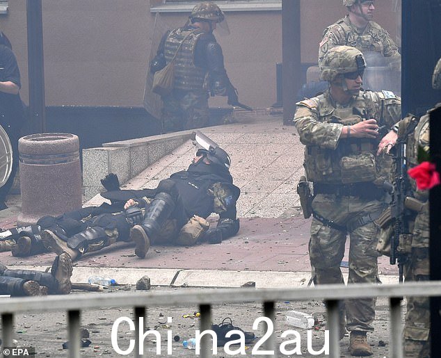 5 月 29 日,一名北约维和士兵在科索沃 Zvecan 市长大楼前与塞族人发生冲突后受伤倒地