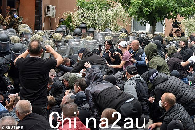 5 月 29 日,在科索沃 Zvecan 镇,北约驻科索沃部队 (KFOR) 士兵与当地科索沃塞族抗议者发生冲突