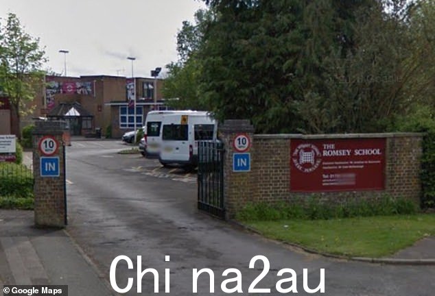 学校表示:'怀疑这些电子烟的内容不是他们看起来的样子,目前正在对此进行调查'
