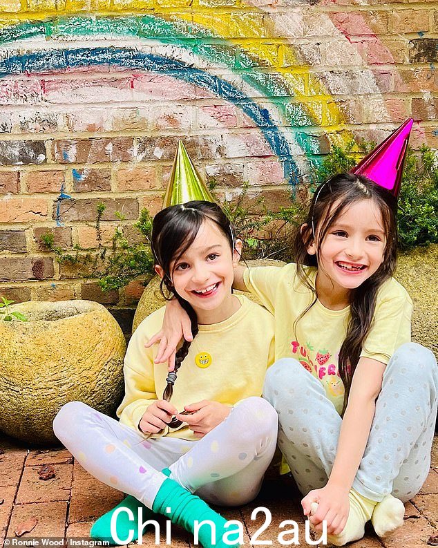 '祝我美丽的双子座女孩生日快乐':Ronnie Wood 和他的妻子 Sally 与他们的双胞胎女儿分享了可爱的照片,以纪念他们周二的 7 岁生日