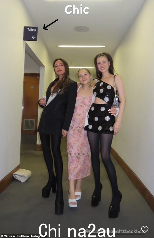 女孩们来了:可以看到维多利亚与女儿哈珀和布鲁克林的妻子尼古拉佩尔茨在会场的厕所外合影