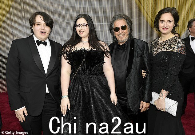 摩登家庭:这位奥斯卡奖得主已经和两个不同的女人分享了三个孩子。他有双胞胎安东和奥利维亚,22 岁,还有女演员贝弗利·德安吉洛,71 岁(左)作为大女儿 Julie,33 岁(右)与前 Jan Tarrant;图为 2020