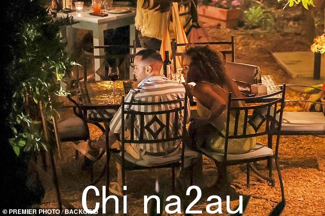 Loved-up:当这对夫妇坐在户外餐桌旁,在 La Paloma 享用晚餐和几杯葡萄酒时,这位歌手看起来比以往任何时候都更受欢迎