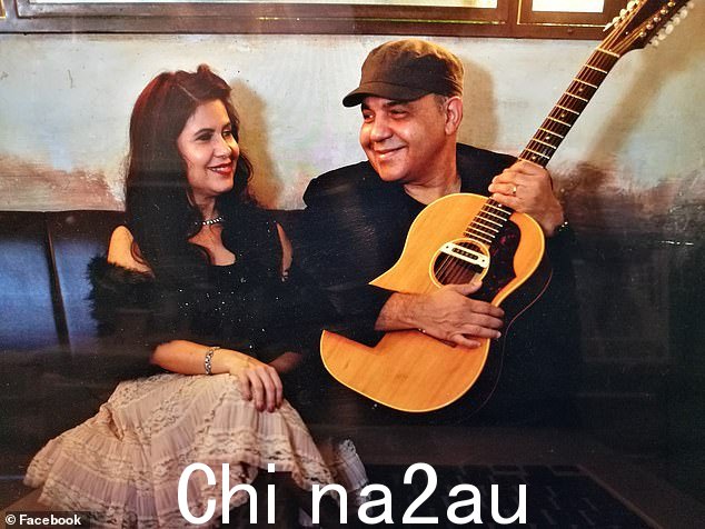 Juan Carlos Formell(右)在布朗克斯区表演时突然走远,心脏病发作后倒在舞台后方的窗帘附近