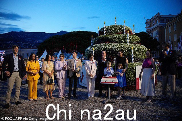 皇室成员与包括摩纳哥斯蒂芬妮公主(阿尔伯特亲王左侧)在内的更多家人合影留念