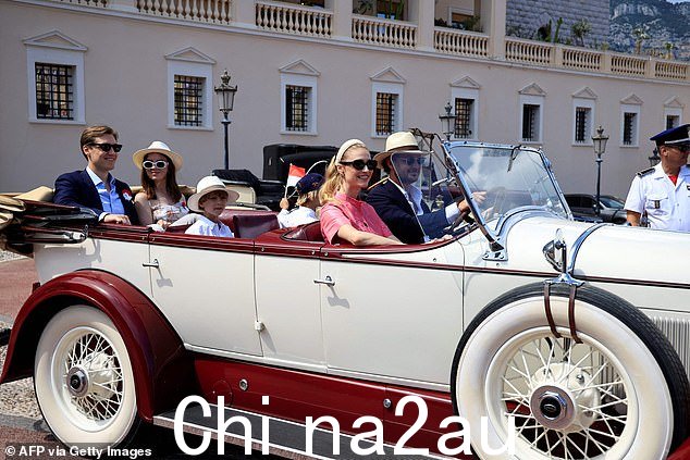 Pierre Casiraghi(右)和 Beatrice Borromeo(右二)和其他王室成员与王子和公主一起驾驶老爷车参加游行
