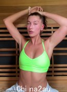 海莉·比伯 (Hailey Bieber) 穿着霓虹绿色运动胸罩在星期三练习健康时摆出姿势