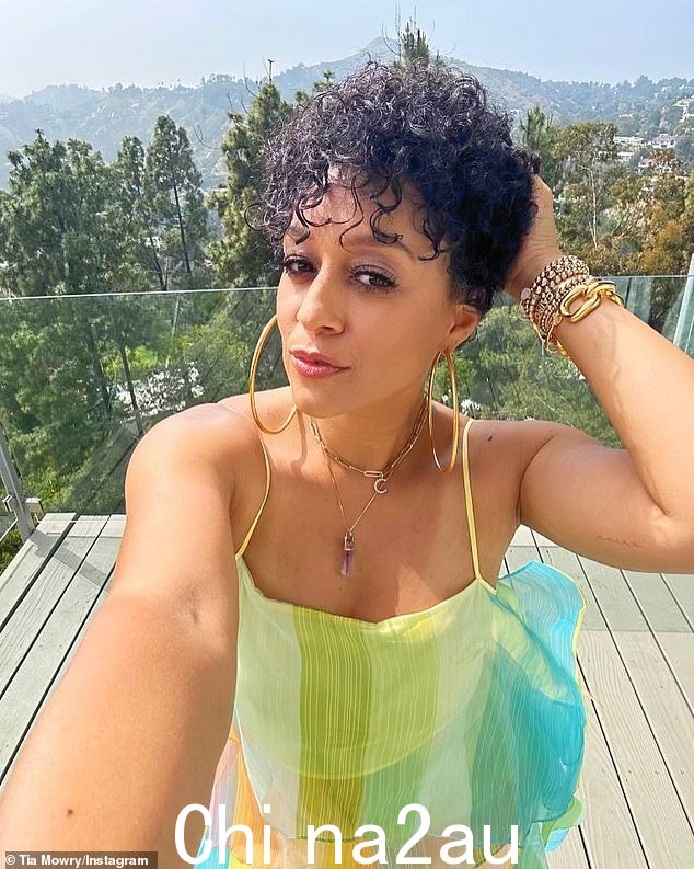焕然一新:Tia Mowry 周三在阳台上展示了她的新发型,她穿着一件露出手臂的多色背心
