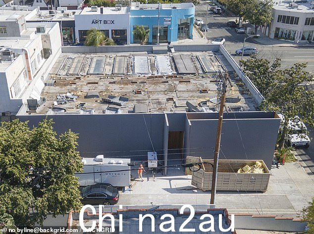 建设中:毫无疑问,Kanye 正在改造空间,因为背面显示