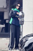 阿米莉亚·哈姆林 (Amelia Hamlin) 在洛杉矶外出时身穿绿黑相间的运动服，戴着运动型黑色太阳镜