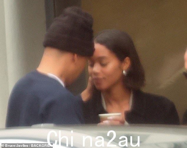 甜蜜:当 Jarou 深情地抚摸着 Laura 的脸时,这对情侣被发现分享了一个深情的时刻