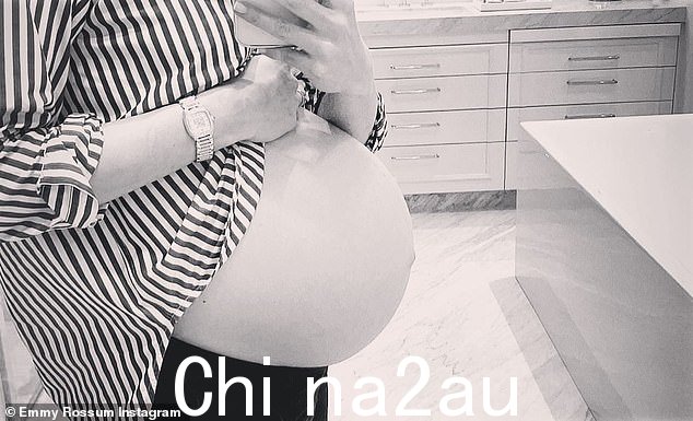 Angelyne 明星还分享了她在分享凹凸照片时自己带着婴儿