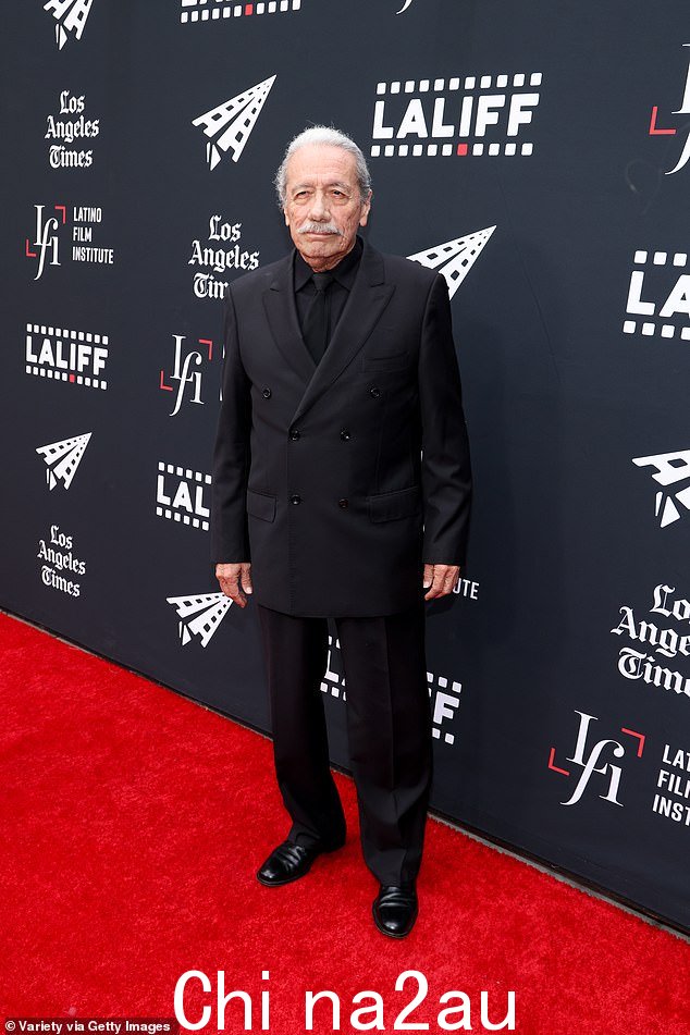 Sharp dresser:Olmos 穿着双排扣黑色西装、黑色衬衫和一条相配的领带,剪裁得体。