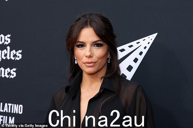 简直可爱:这位出生于得克萨斯州的美女穿着她的深色头发,中间分开,在光波中垂下