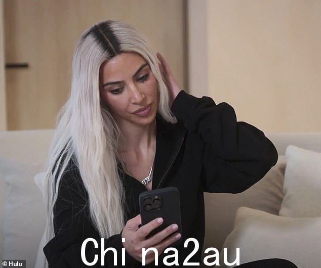 文章:在谈话的早些时候,Kim 在她的手机上调出了一篇关于该节目第二季的综艺文章