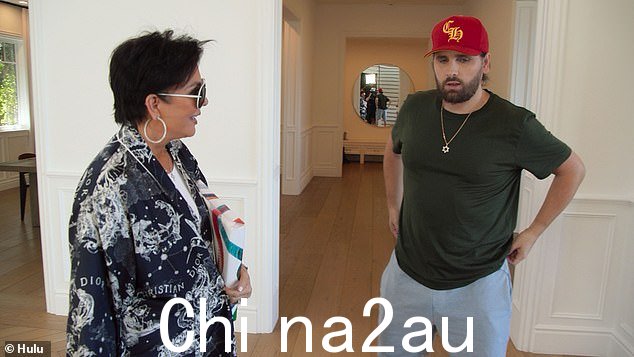 访问:节目切换回洛杉矶,Kris 在 Scott Disick 的家停了下来,他在发生车祸后翻车