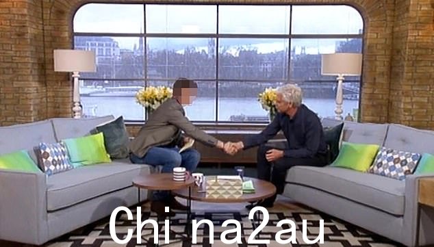 Phil Schofield(右图)和他年轻的情人,2015 年在 This Morning 的片场