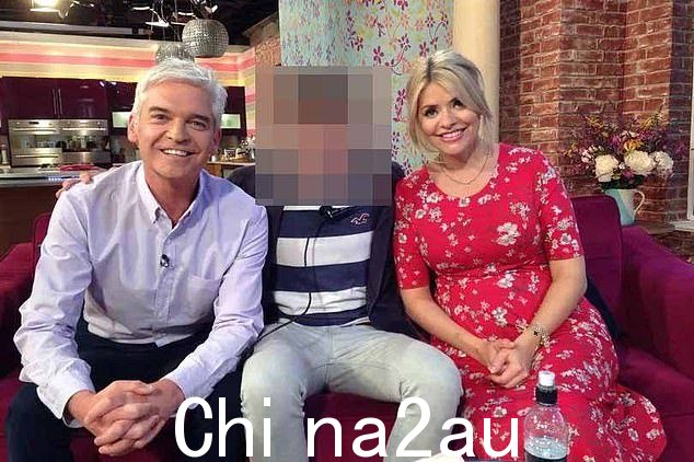 Phillip Schofield 和 Holly Willoughby 与他有染的年轻人合照