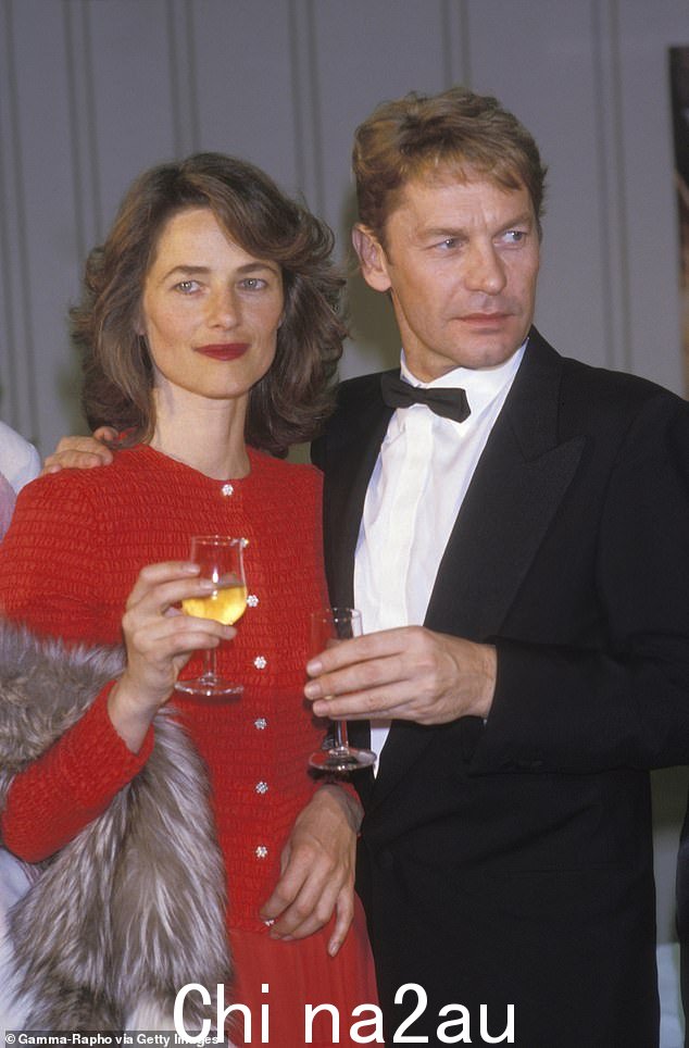 Helmut Berger(右)与英国女演员 Charlotte Rampling(左)于 1984 年