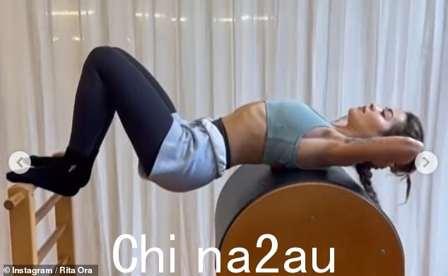 保持体形!Rita 还看到使用梯形桶进行骨盆卷曲,在视频中花费 2,200 欧元