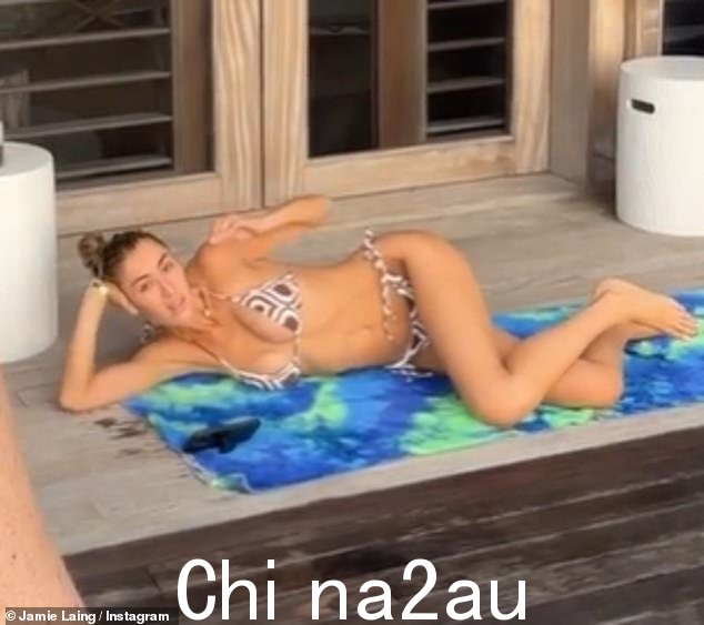Wowza!这位切尔西制造的明星穿着一件轻薄的几何印花比基尼,在她的私人别墅外放松时看起来令人难以置信