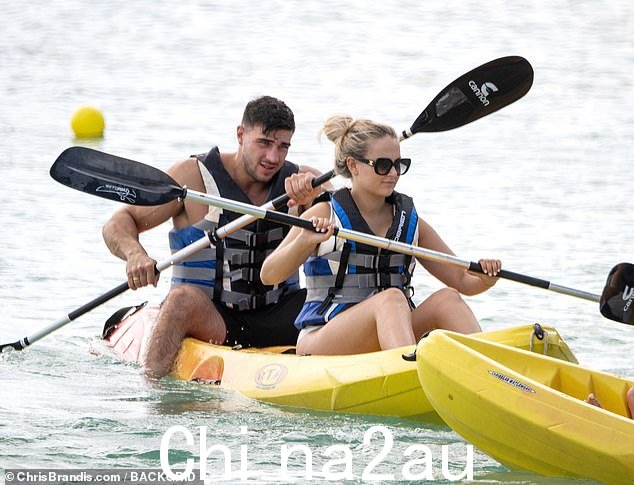假期:Molly-Mae Hague 和 Tommy Fury 周三在巴巴多斯玩皮划艇,充分利用他们的出国旅行