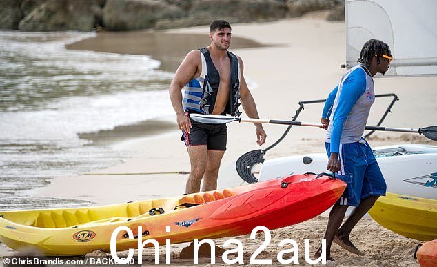 Life's a beach:Tommy 展示了他在健身房磨练出的体格ue 因为他今天光着膀子穿了一条黑色短裤