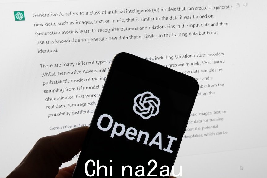 Logo Open AI 在白色电脑前的黑色手机屏幕上呈白色带有文字的屏幕。