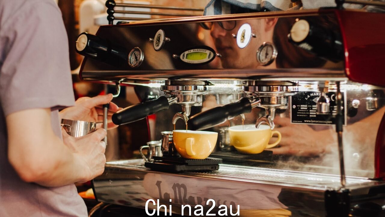 公平工作委员会宣布澳大利亚最低工资工人的工资上涨” /><p>公平工作委员会在其年度工资审查中为数百万澳大利亚工人提供了急需的加薪。</p><p>劳资关系机构宣布了这些变化在周四上午的一次会议上,最低工资和奖励率都会发生变化。</p><p>依赖奖励的工人将获得 5.75% 的涨幅,他们的时薪将从 21.38 美元提高到 22.60 美元,并且他们的每周费率从 812.60 美元到 859.33 美元。</p><blockquote class=