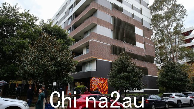 紧急服务于周三接到 Riverwood 华盛顿大道的一个单元大楼,原因是担心公寓内住户的福利。图片:NCA Newswire / Gaye Gerard。” sizes=