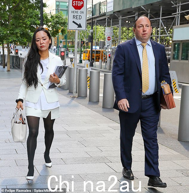 Oh 的诉讼声称 Giuffre 在之前和之后的推文和播客、电视和杂志采访以及她名为《亿万富翁的花花公子俱乐部》的回忆录中恶意重申和重新发布诽谤和诽谤