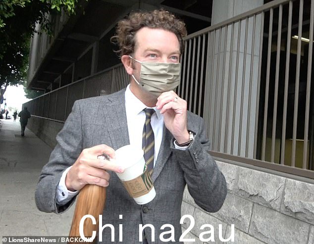 丹尼·马斯特森 (Danny Masterson) 出席了强奸案的法庭听证会,他被指控强奸并用枪指着他所谓的受害者,后来被判两项罪名成立