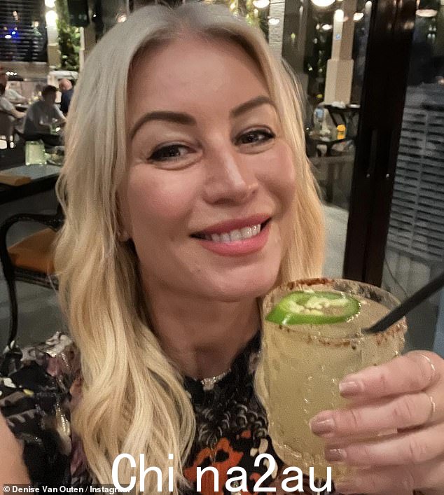 满脸笑容:Denise 还分享了一张漂亮的自拍,她在放松的假期中举着美味的鸡尾酒