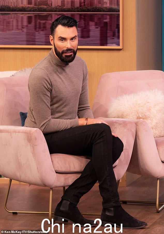 大计划:Rylan Clark 获得了一份主持真人秀节目的新工作,该节目将跟随一群参加聚会的英国人一起生活,并尝试在 Zante 经营一家酒吧