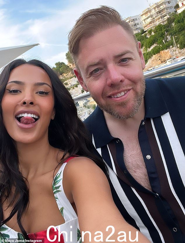 MailOnline 采访了爱情岛执行制片人 Mike Spencer(与主持人 Maya Jama 合影),他坚持认为该节目确实投射了一系列体型