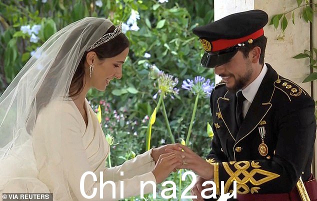 约旦王储侯赛因和 Rajwa Al-Saif 昨天在婚礼上向彼此宣誓时喜气洋洋