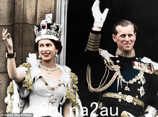 1953年英国女王伊丽莎白二世和爱丁堡公爵在白金汉宫的阳台上
