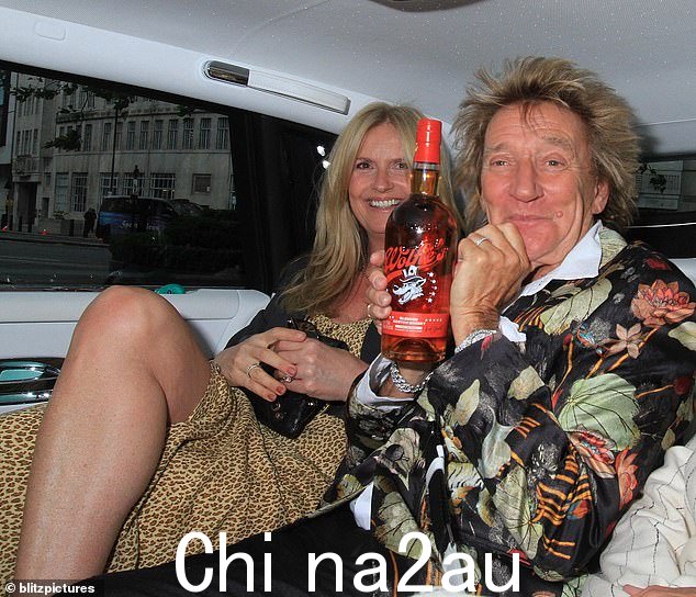 欢乐时光:Rod Stewart 爵士在星期三晚上与妻子 Penny Lancaster 度过了一个醉酒的夜晚,并展示了他自己品牌的威士忌