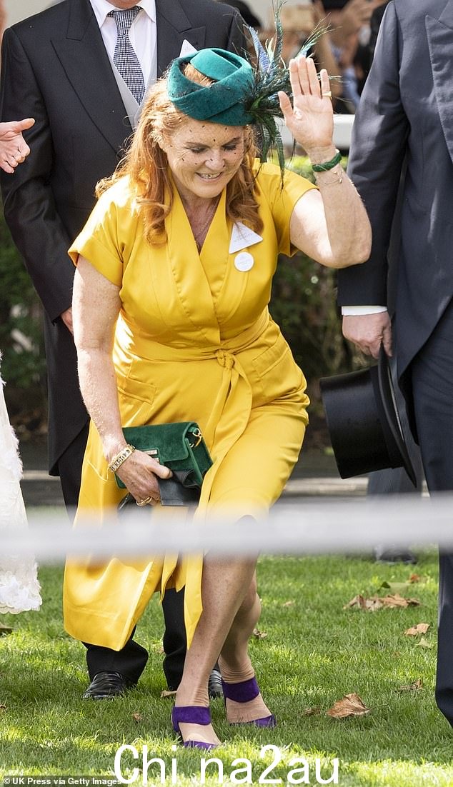 Sarah Ferguson 穿着亮黄色连衣裙,戴着绿色帽子,出现在 2019 年皇家赛马会第四天