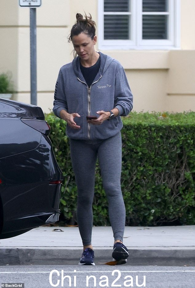 Jen:与此同时,Ben 的前任和 Samuel 的母亲 Jennifer Garner 在周四锻炼后也被发现外出