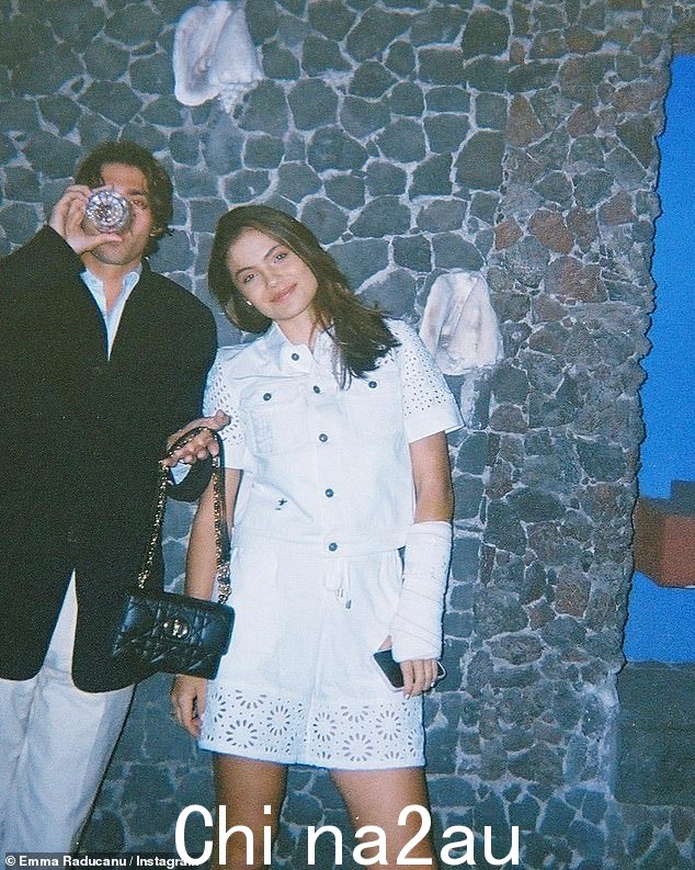 生活:Emma Raducanu,20 岁,周四用缠着绷带的手分享了生活的最新动态,展示了她与朋友一起玩得开心,因为她发布了她最新活动的一瞥